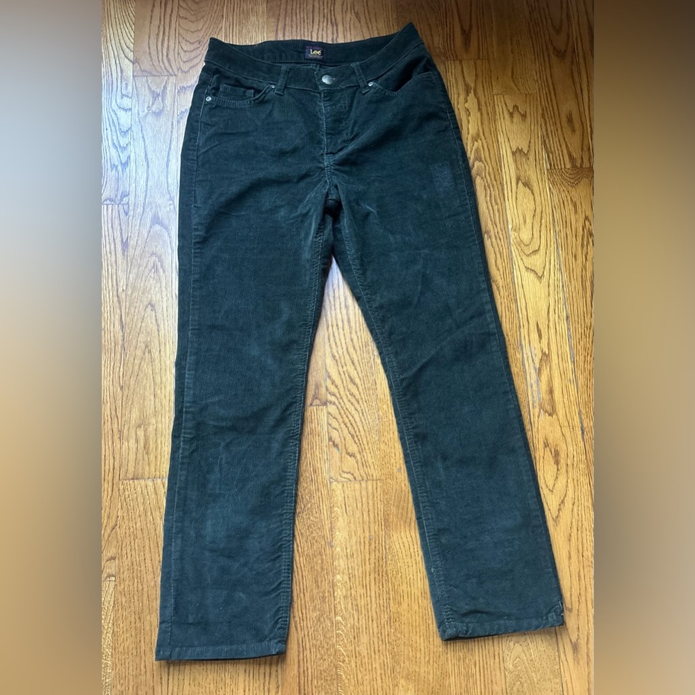 Lee Women’s Straight Corduroy Pants Forrest green/ Olive Size 6 Short